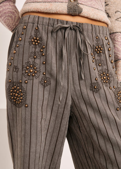 Pantalón wide leg rayas y tachuelas