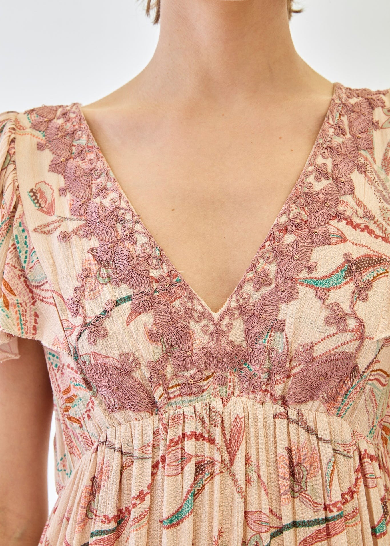 Vestido bordado manga volantes