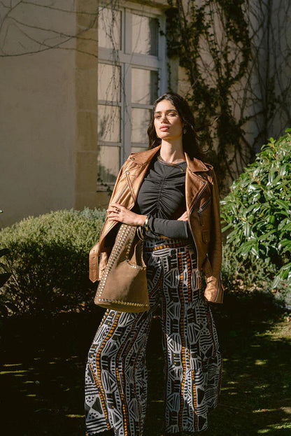 Bolso de serraje camel tachuelas