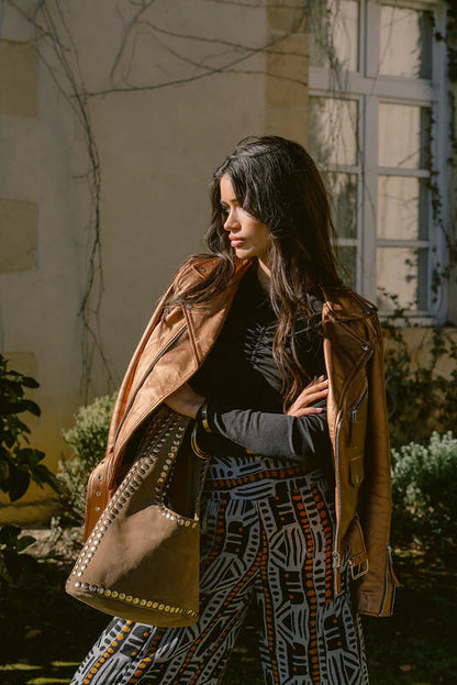 Bolso de serraje camel tachuelas