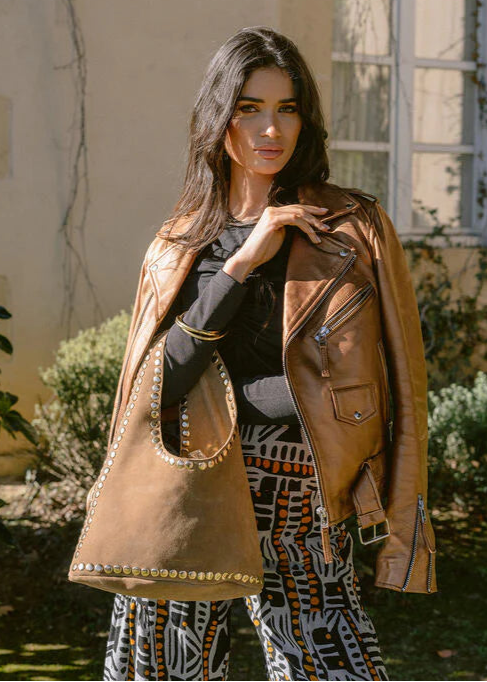 Bolso de serraje camel tachuelas