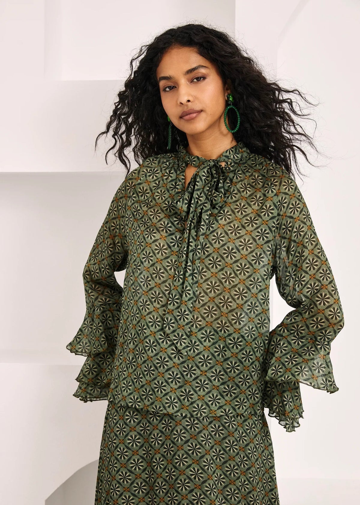 Blusa estampada retro volantes