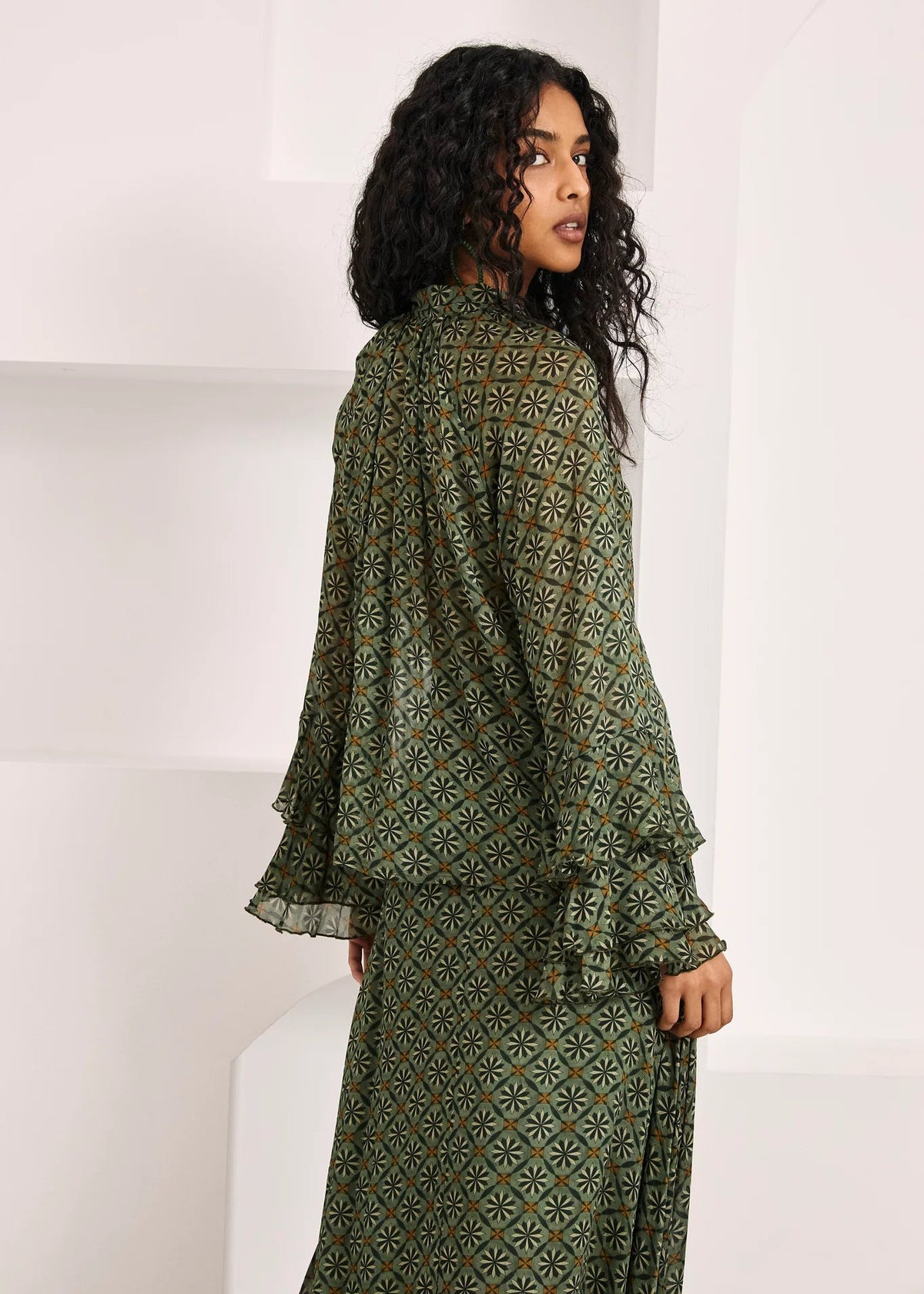 Blusa estampada retro volantes