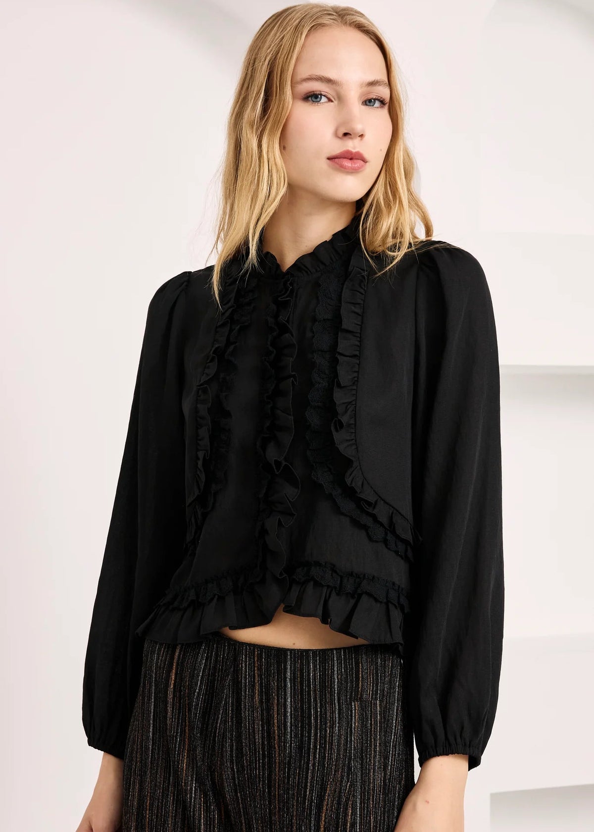 Blusa volantes negra