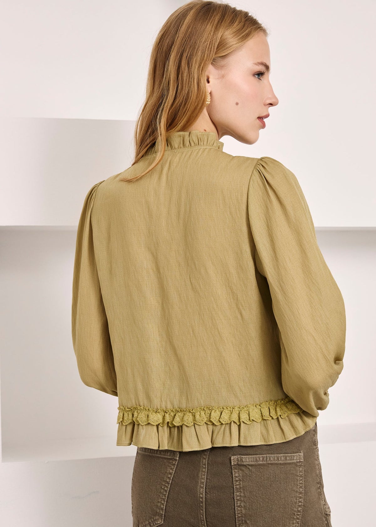Blusa volantes caqui