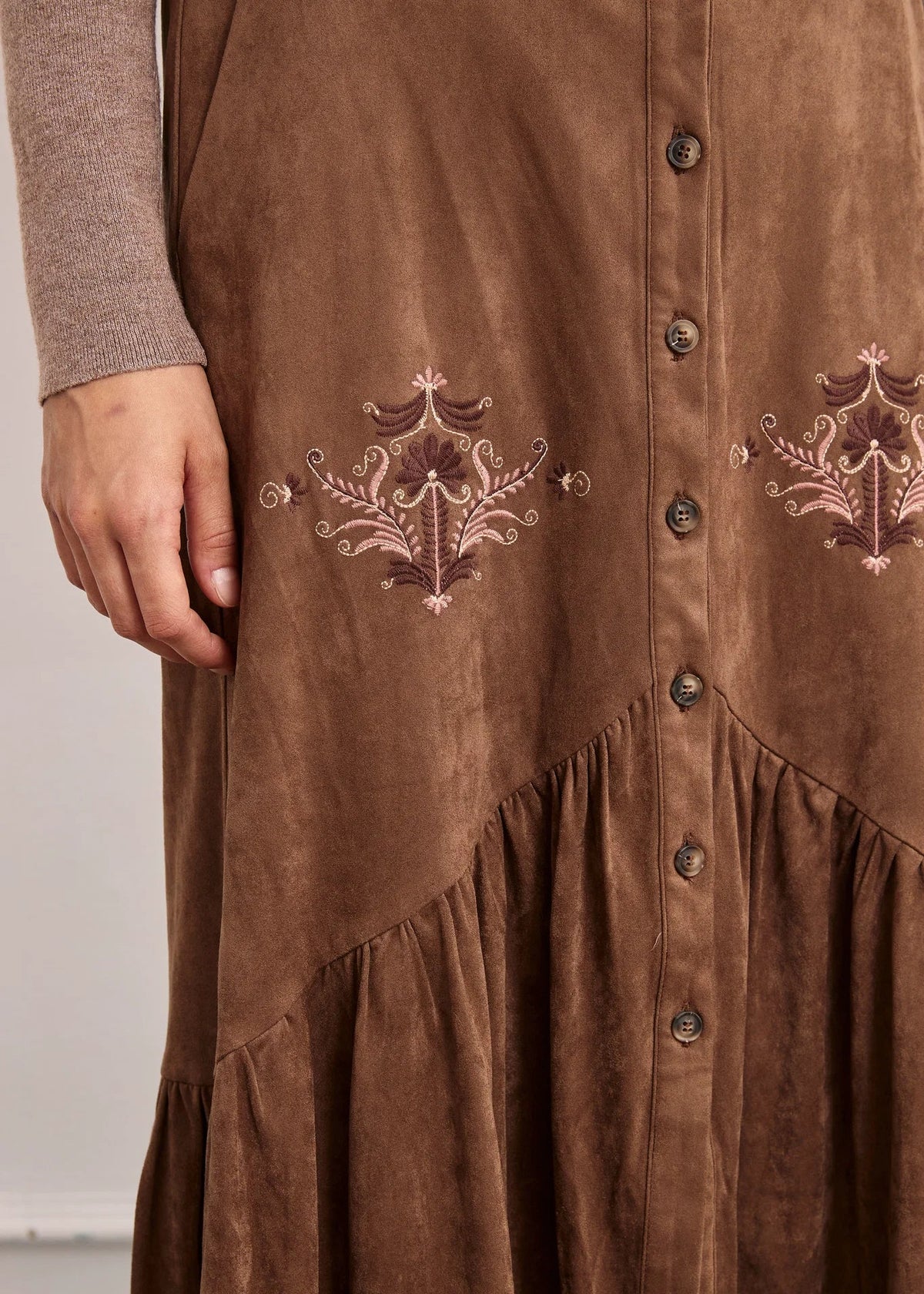 Falda bordados camel