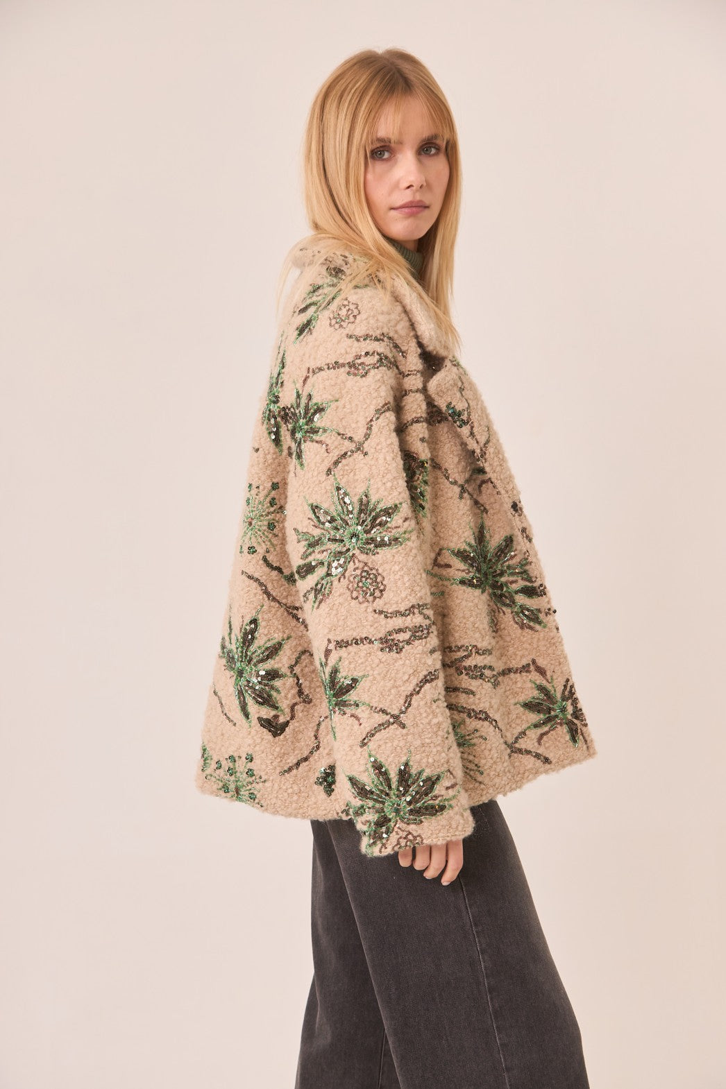 Abrigo corto borreguito bordado