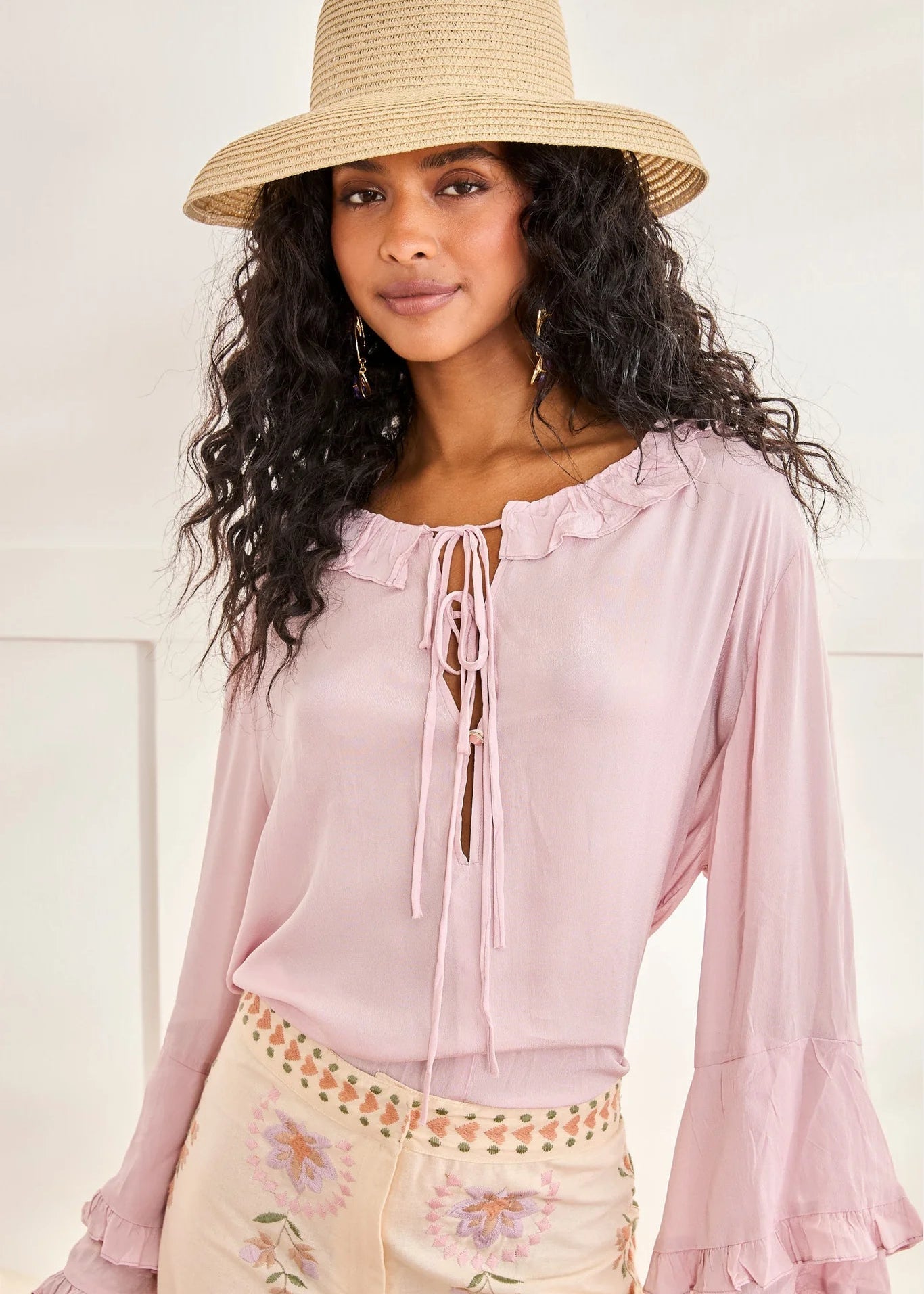 Blusa cuello y puños volante