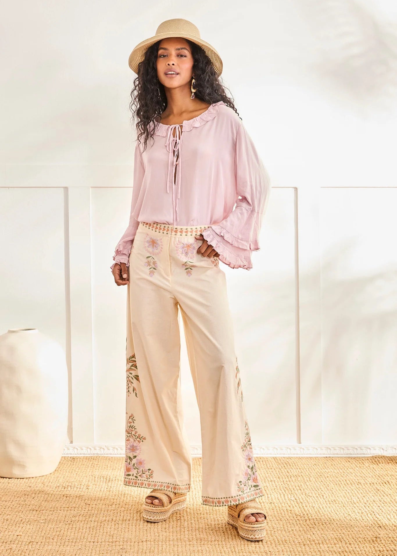 Blusa cuello y puños volante
