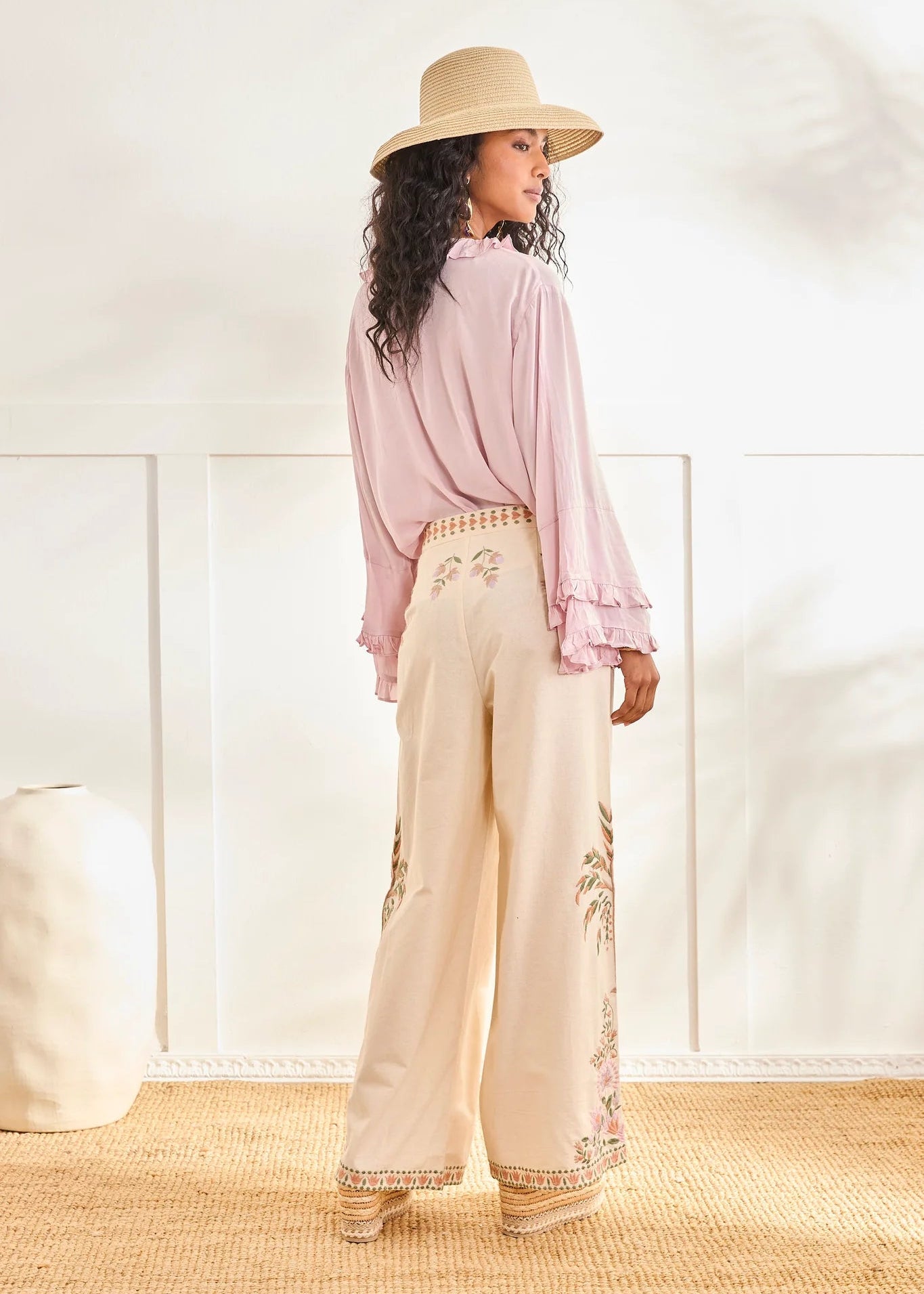 Blusa cuello y puños volante