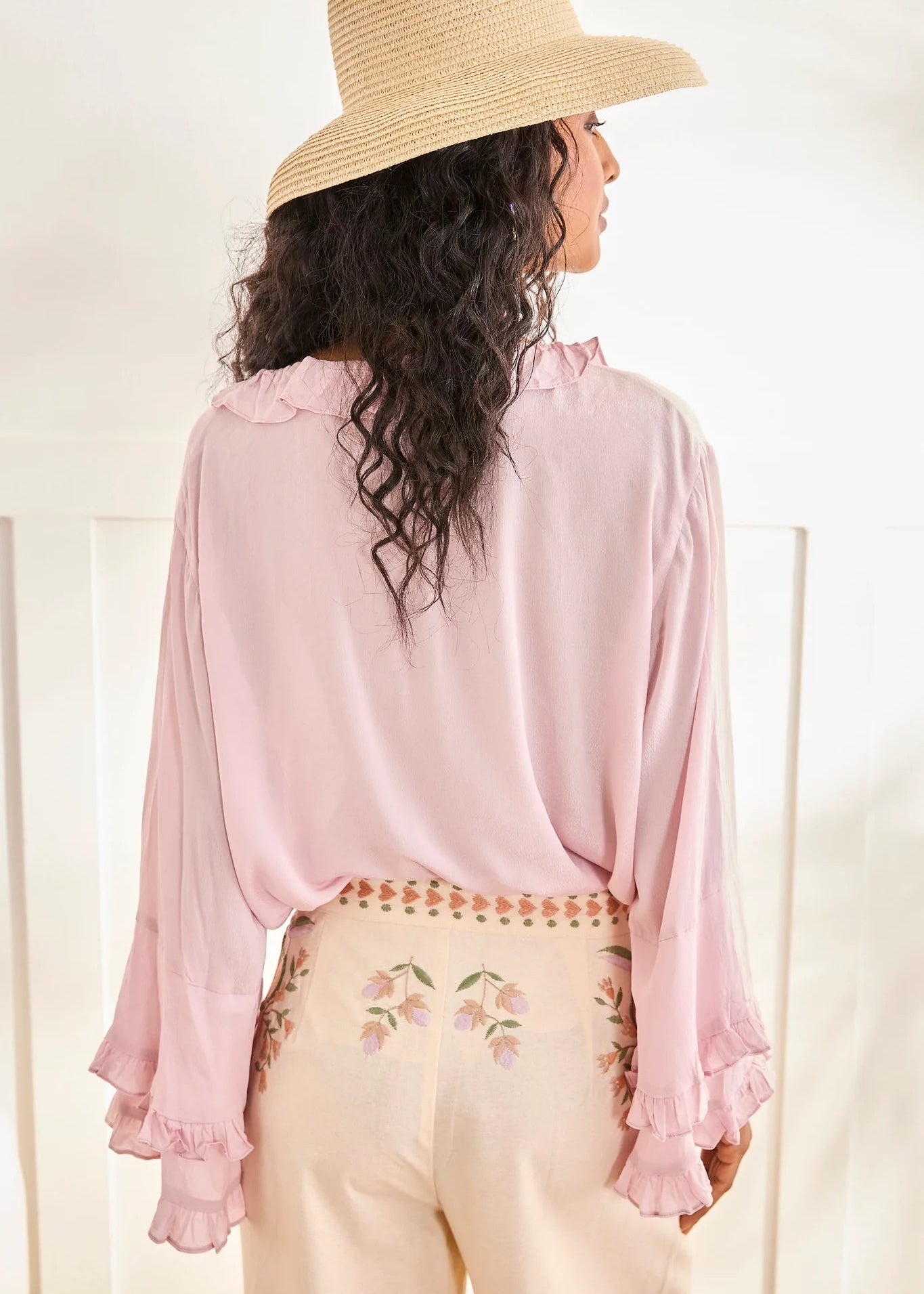 Blusa cuello y puños volante