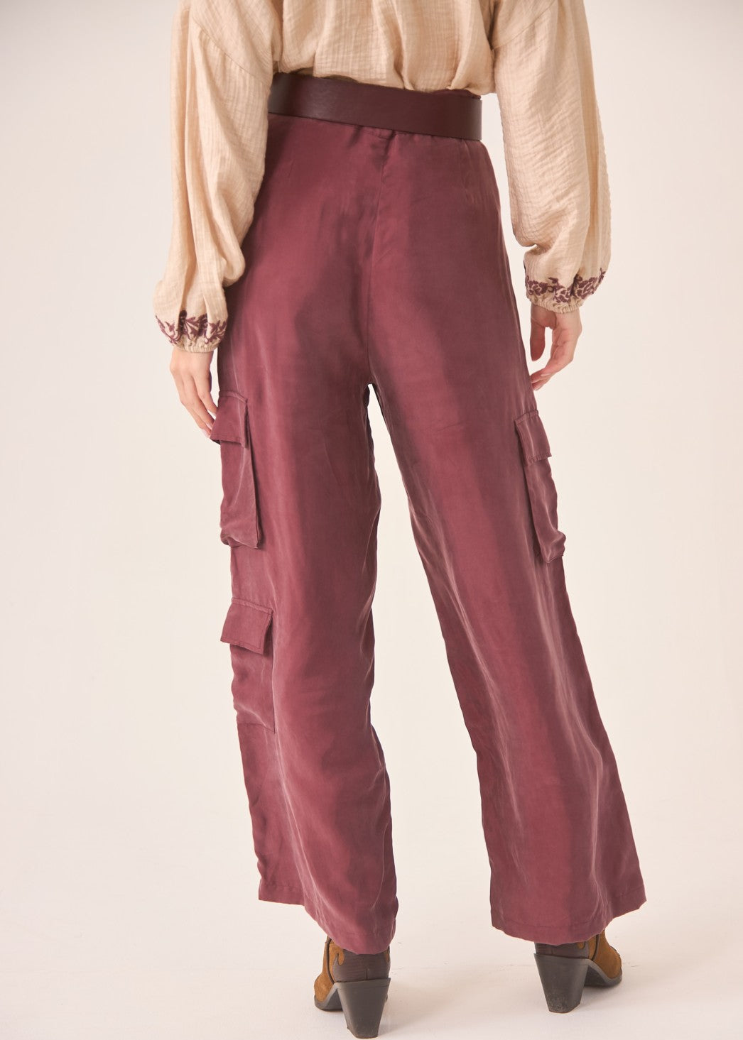 Pantalón fino multibolsillos