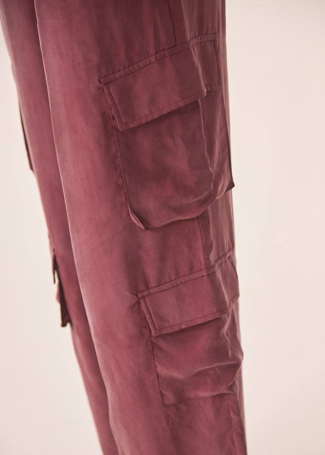 Pantalón fino multibolsillos