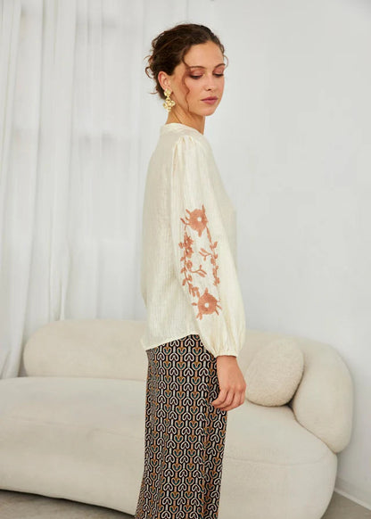 Blusa floral bordada