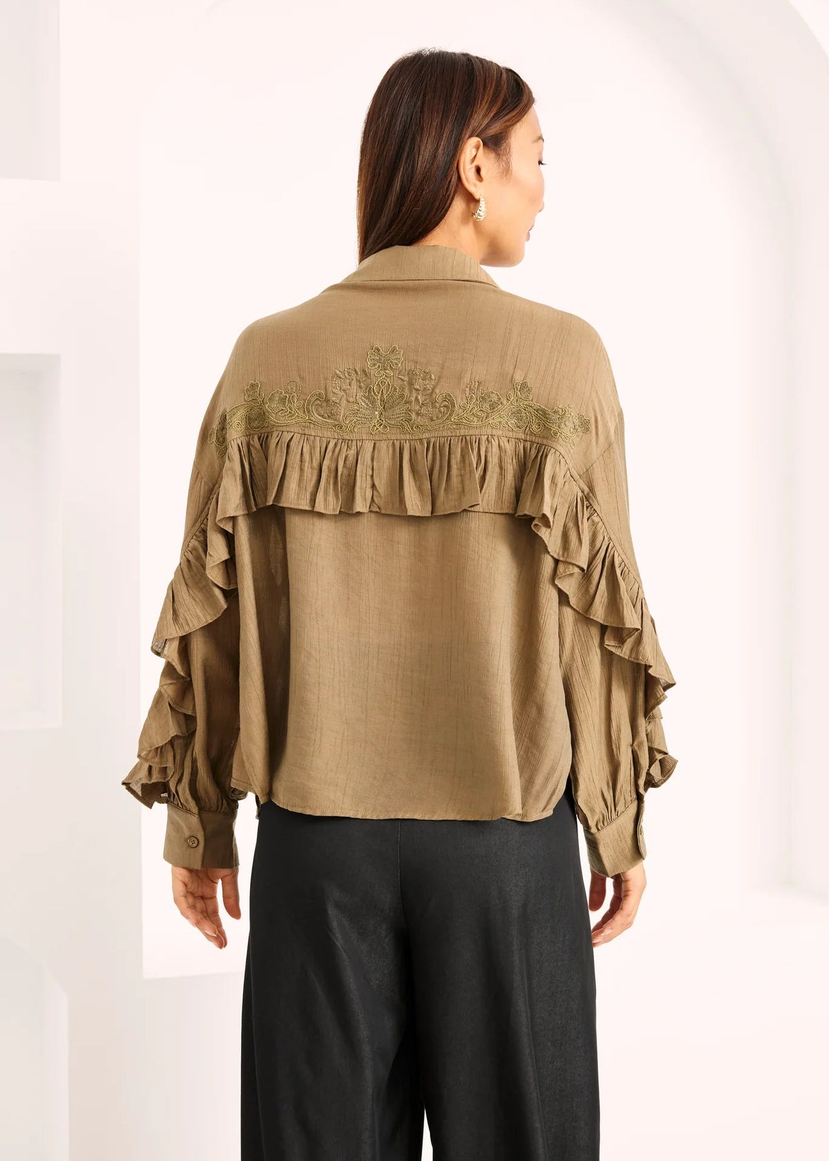 Blusa volantes bordada verde