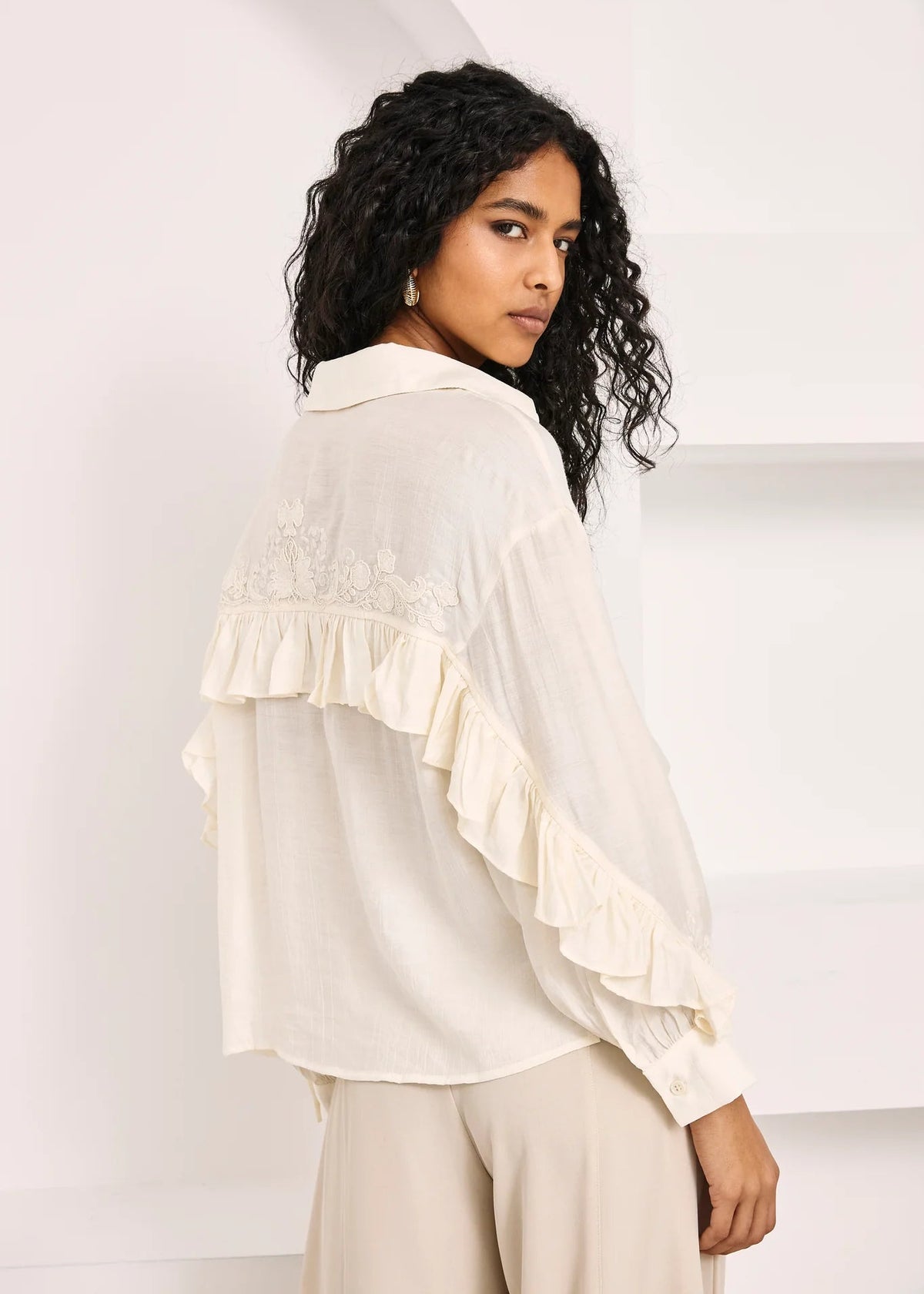 Blusa volantes bordada