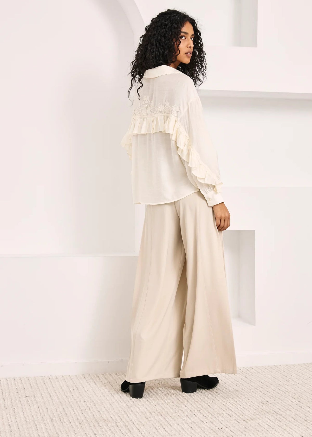 Blusa volantes bordada