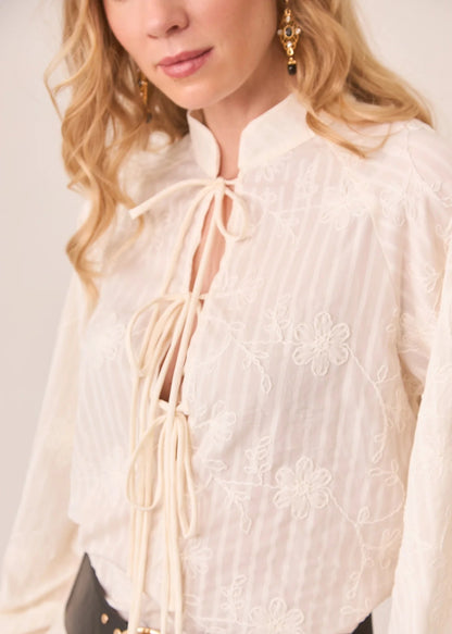 Blusa bordada con lazos