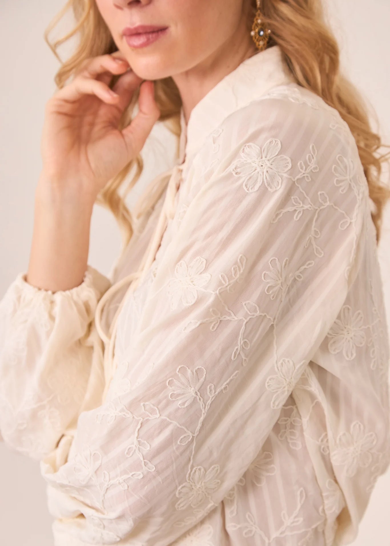 Blusa bordada con lazos