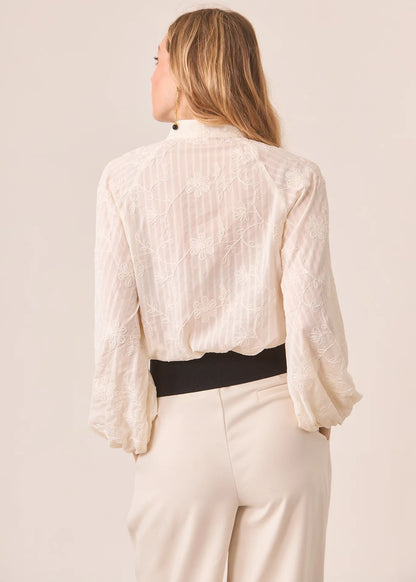 Blusa bordada con lazos