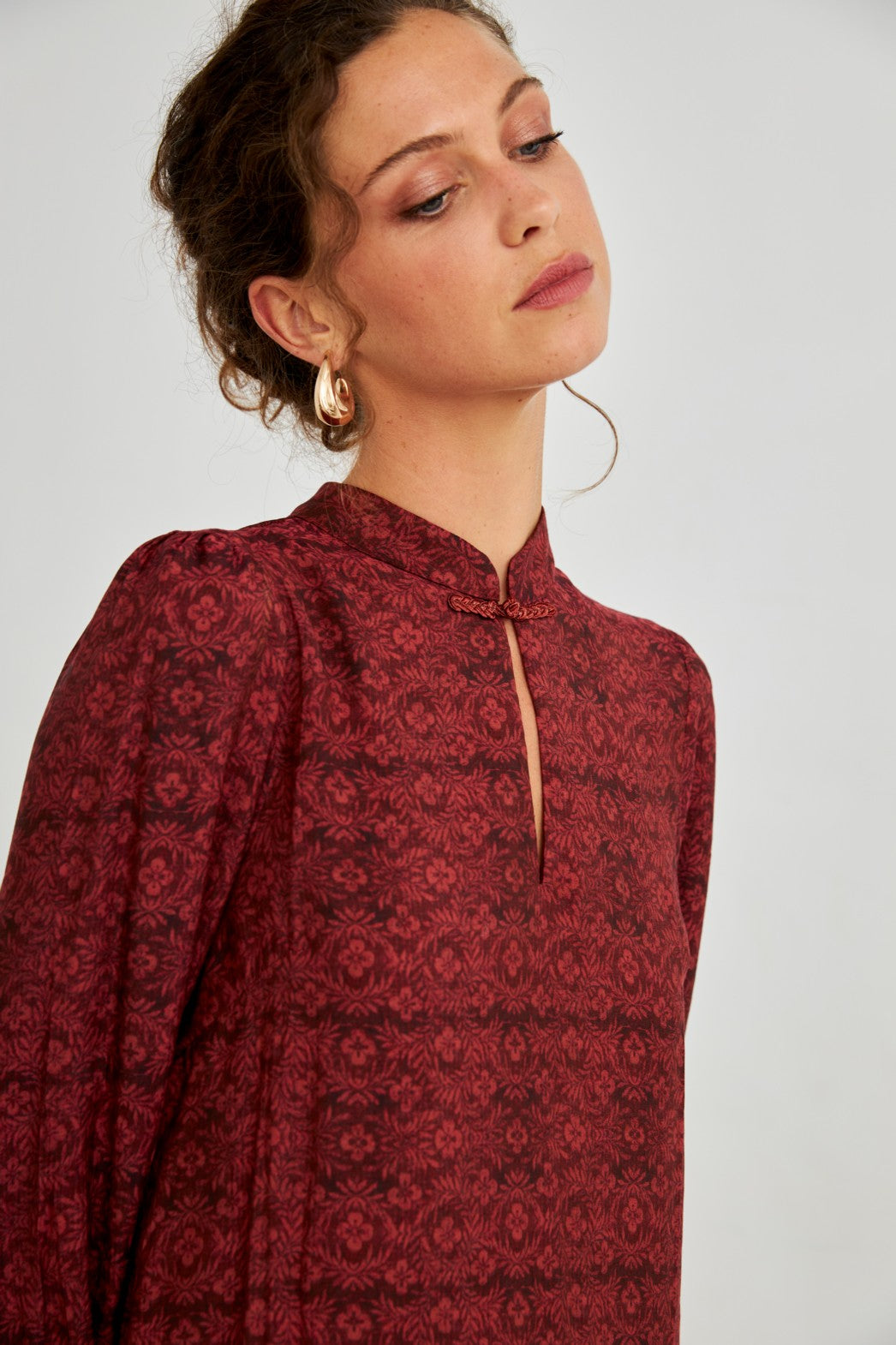 Vestido floral cuello mao