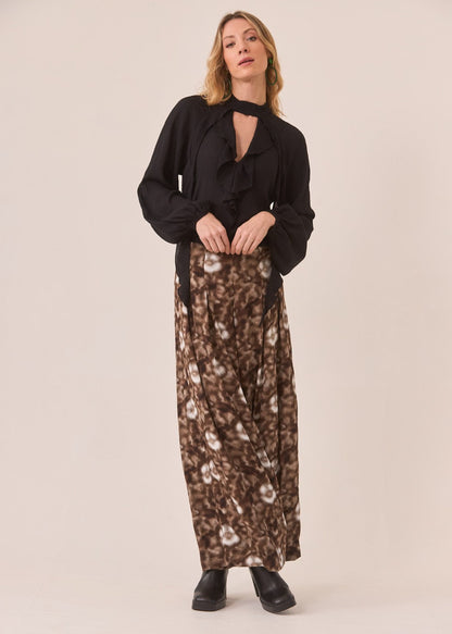 Blusa escote y volantes