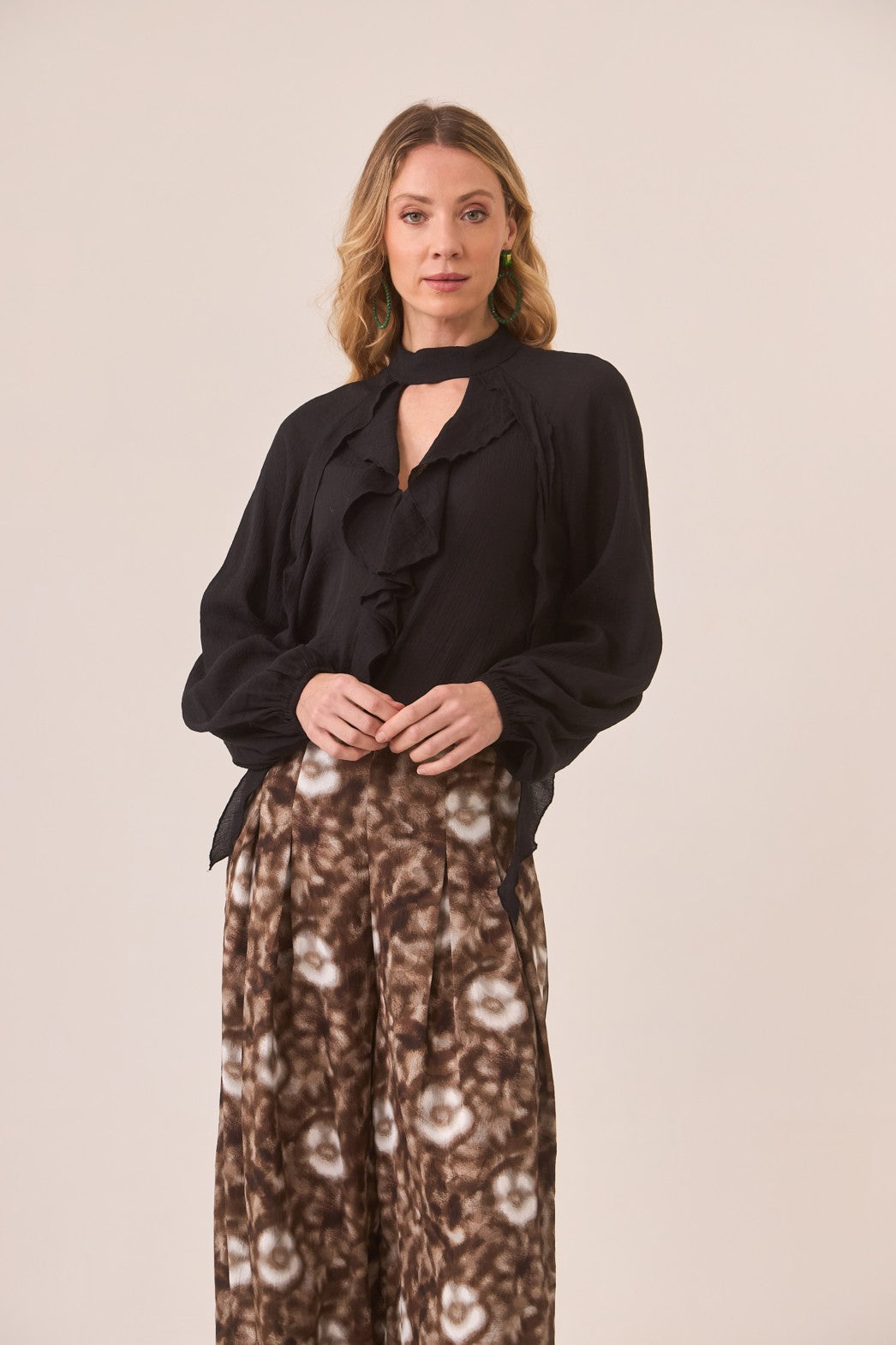 Blusa escote y volantes