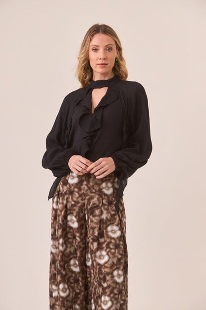 Blusa escote y volantes