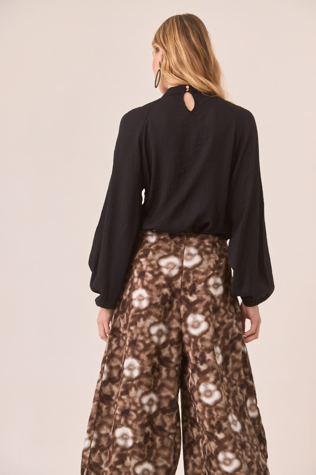 Blusa escote y volantes