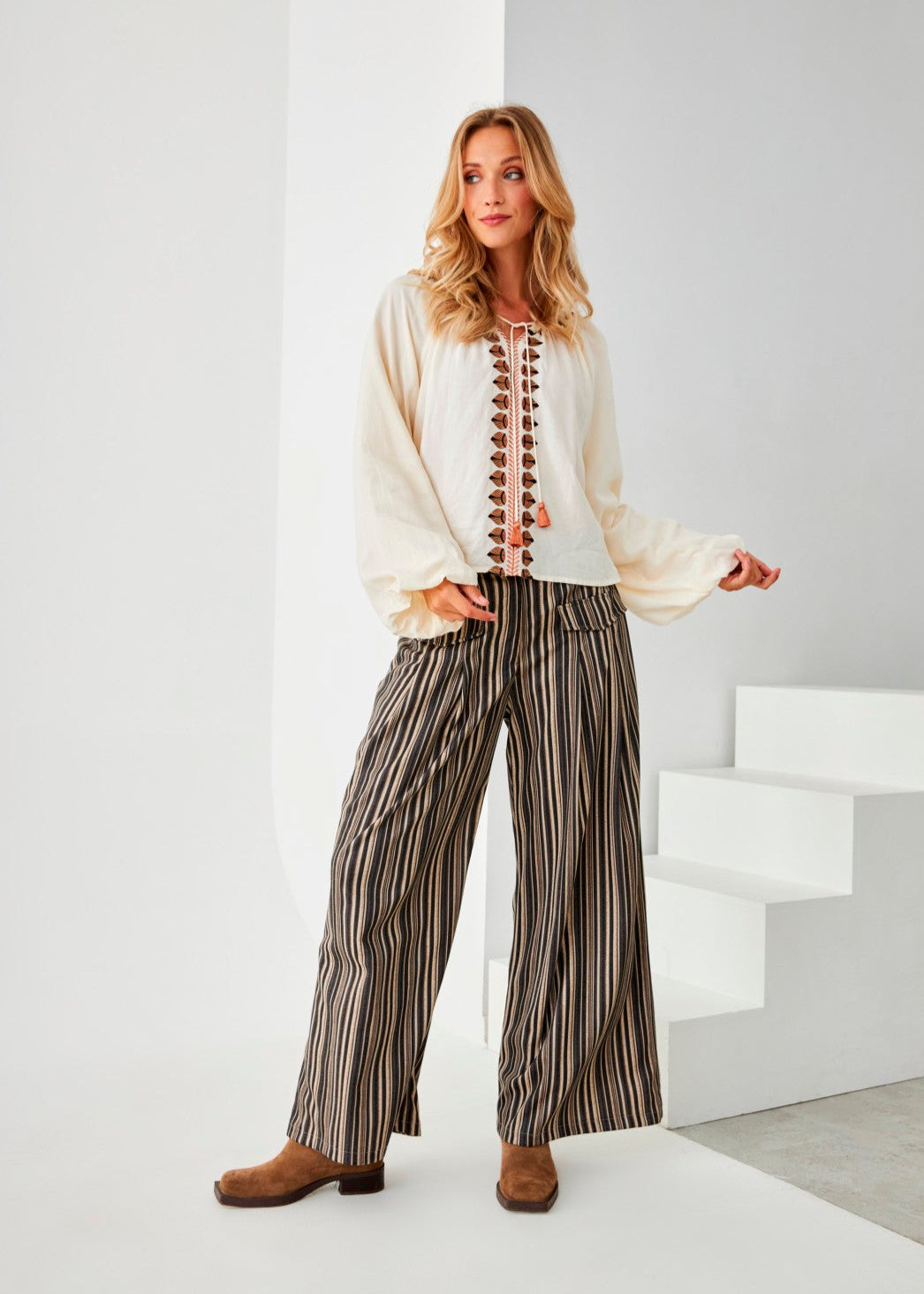 Blusa bordada pompones