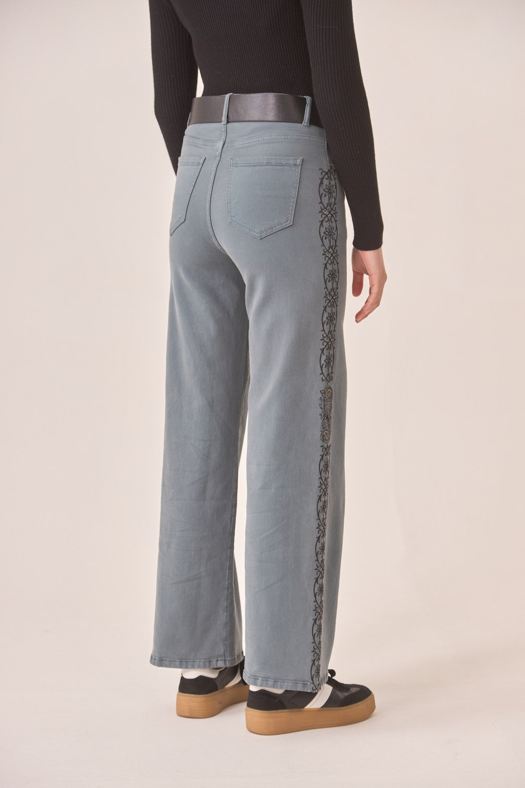Jeans rectos bordado