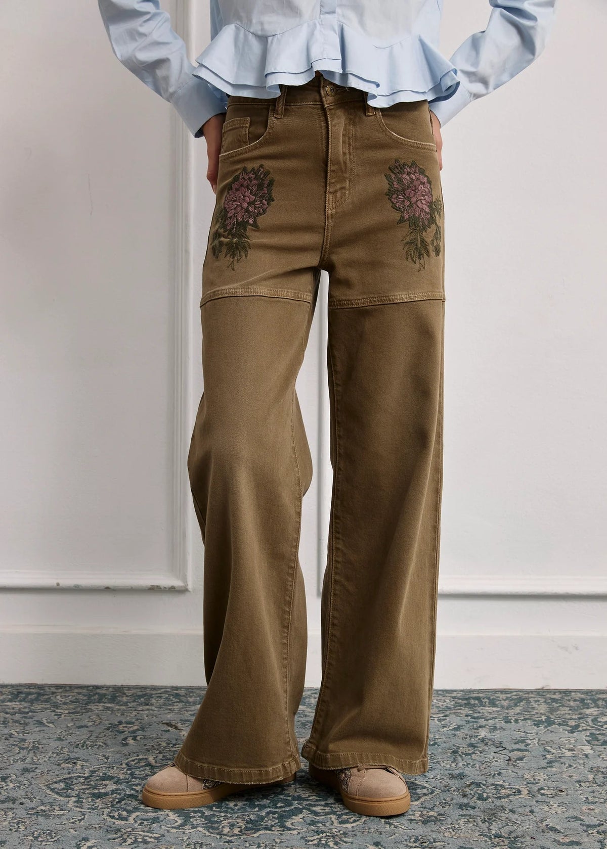 Jeans flores bordadas caqui