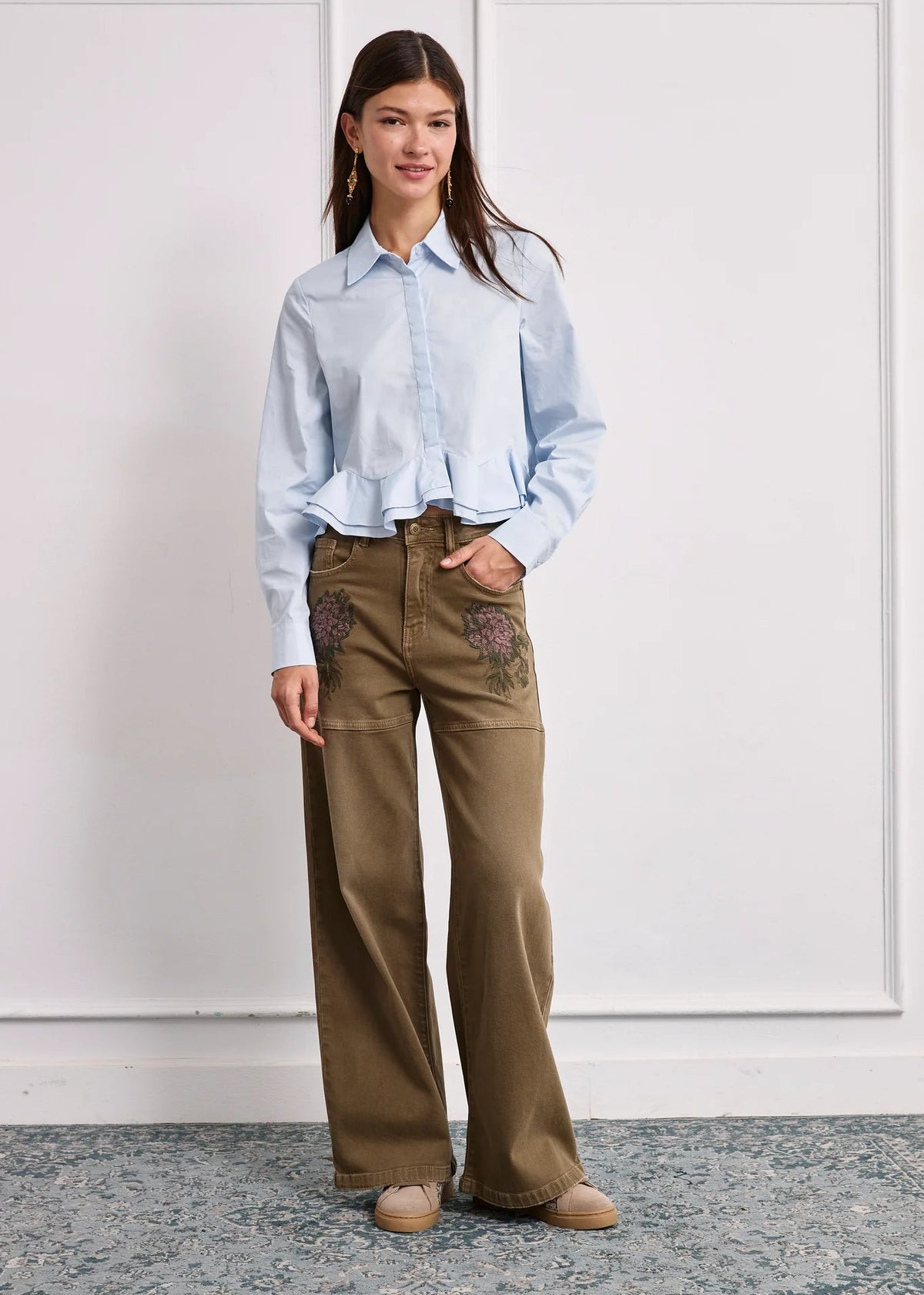 Jeans flores bordadas caqui