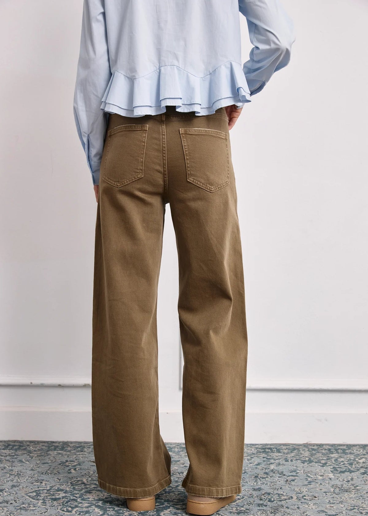 Jeans flores bordadas caqui