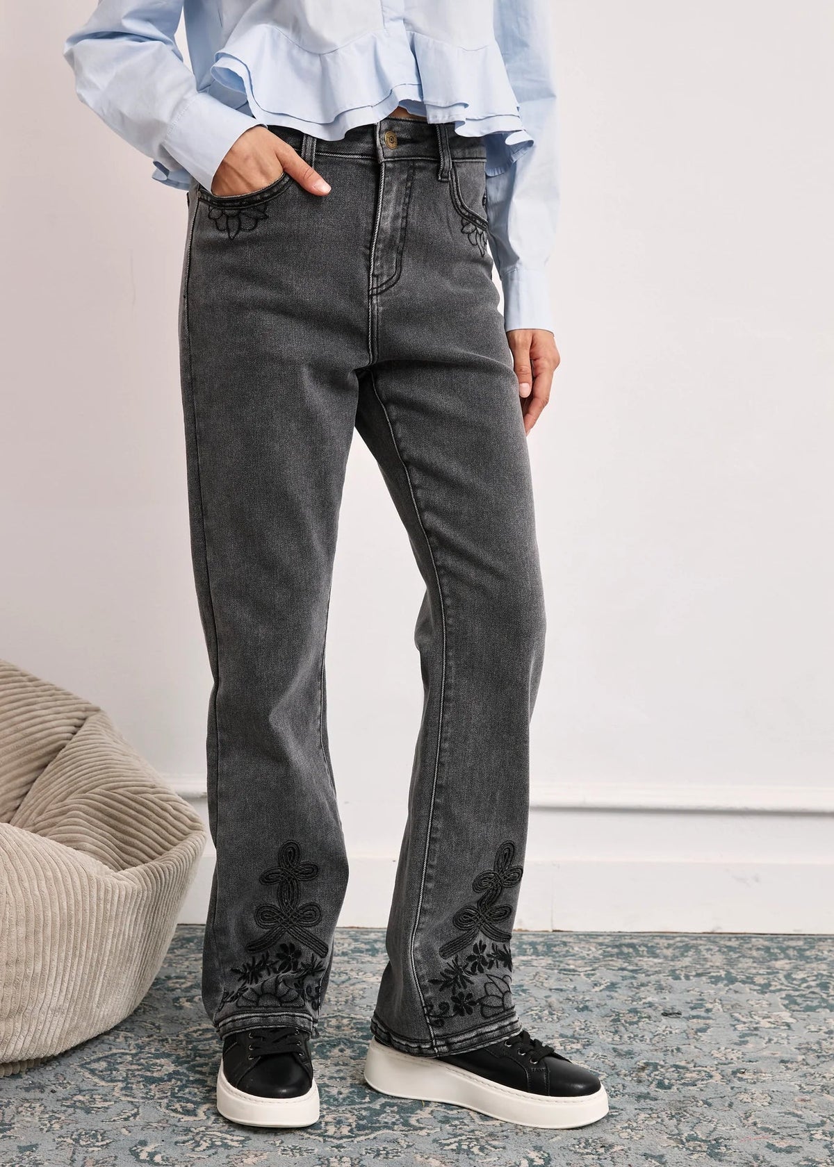 Jeans bordados bajo gris