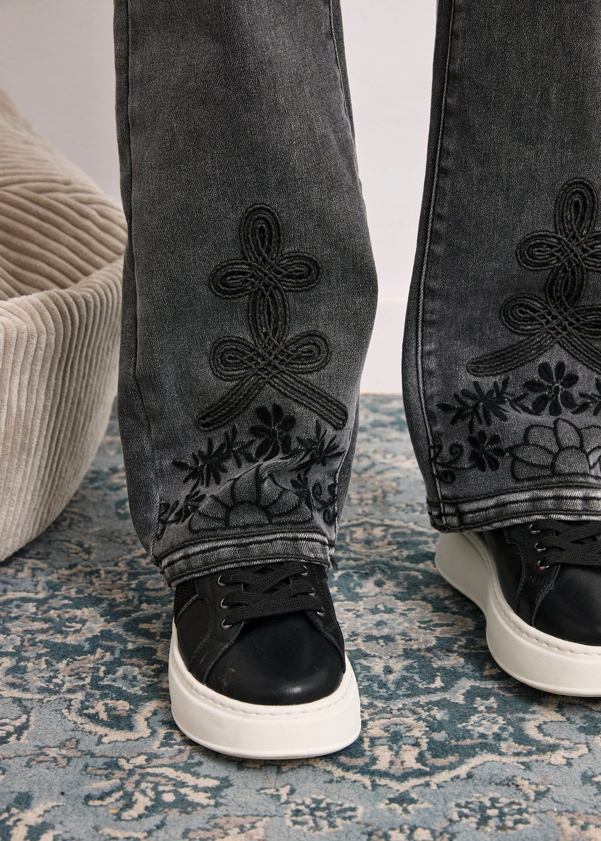 Jeans bordados bajo gris