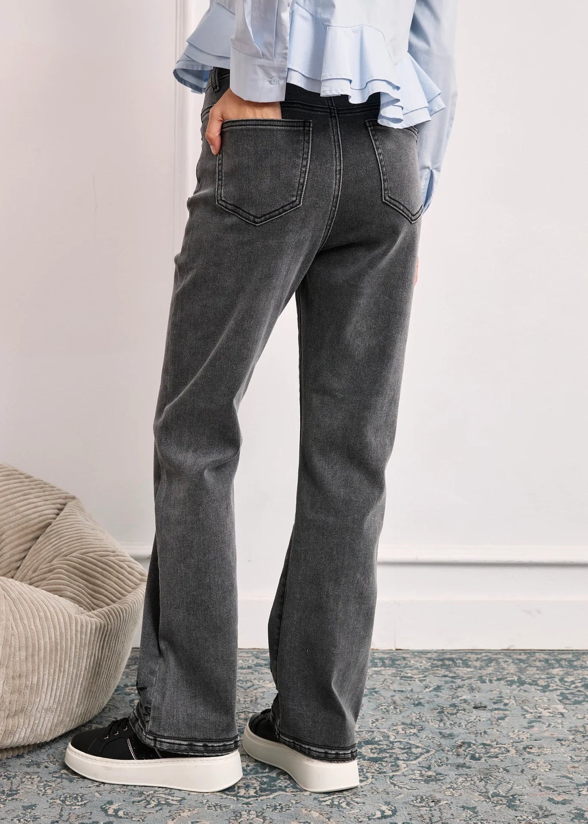 Jeans bordados bajo gris