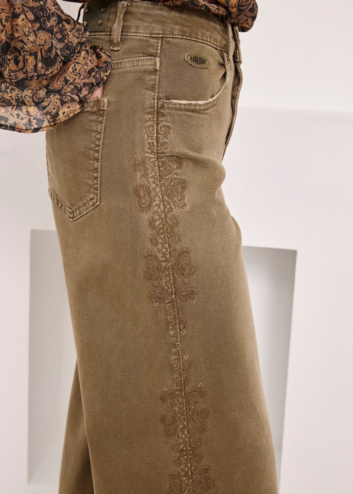 Jeans bordados laterales
