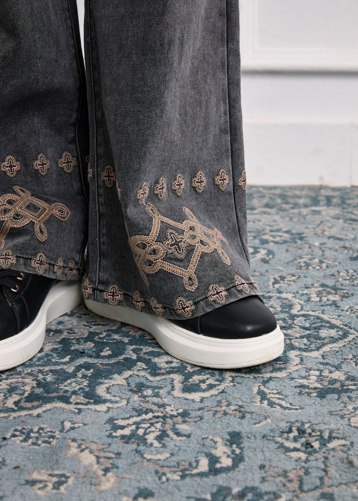 Jeans bordados contraste
