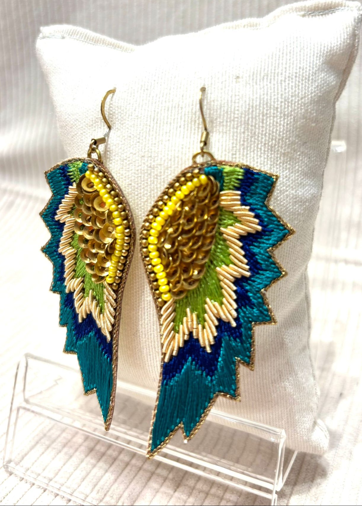 Pendientes alas bordadas seda