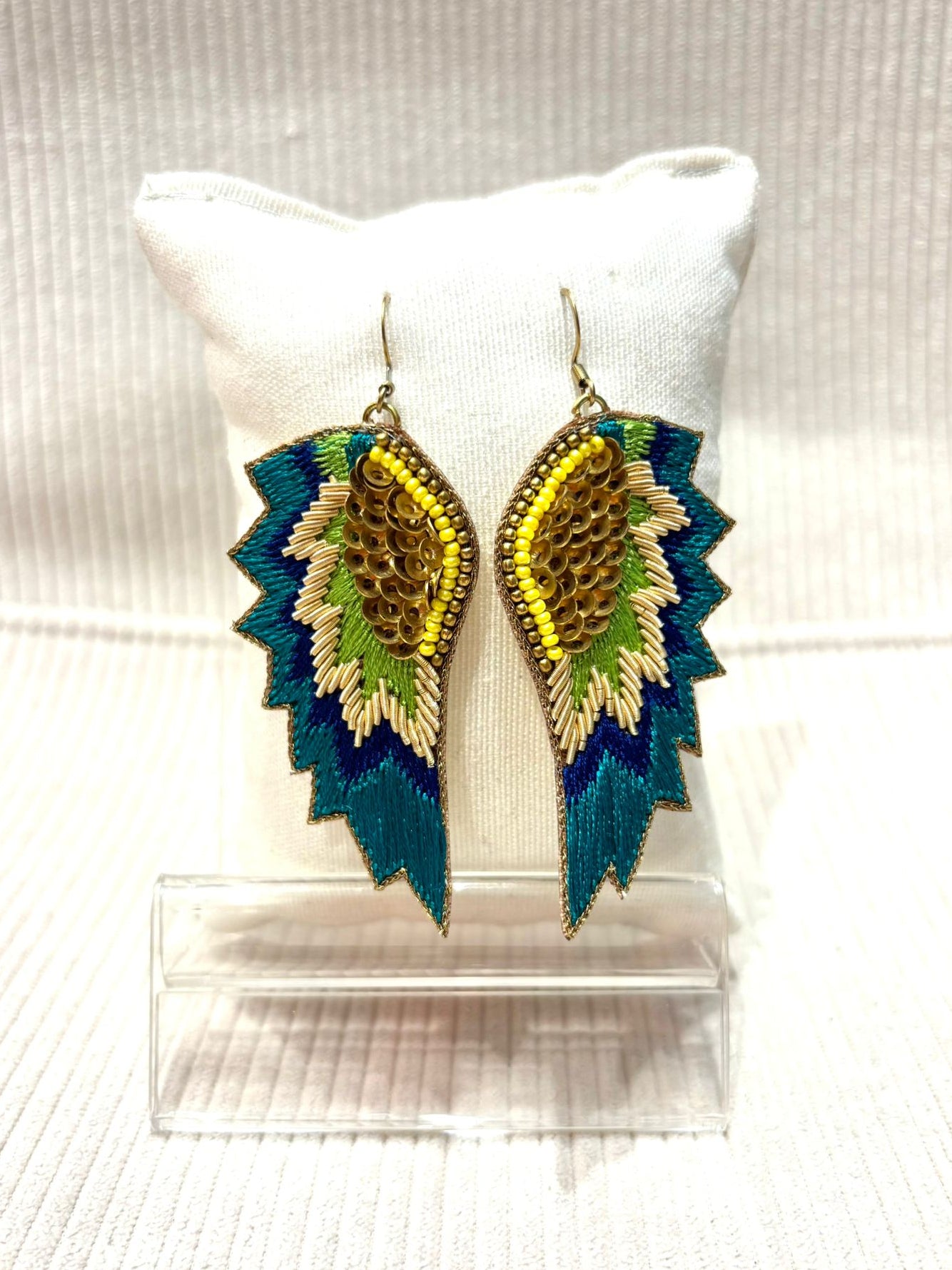 Pendientes alas bordadas seda