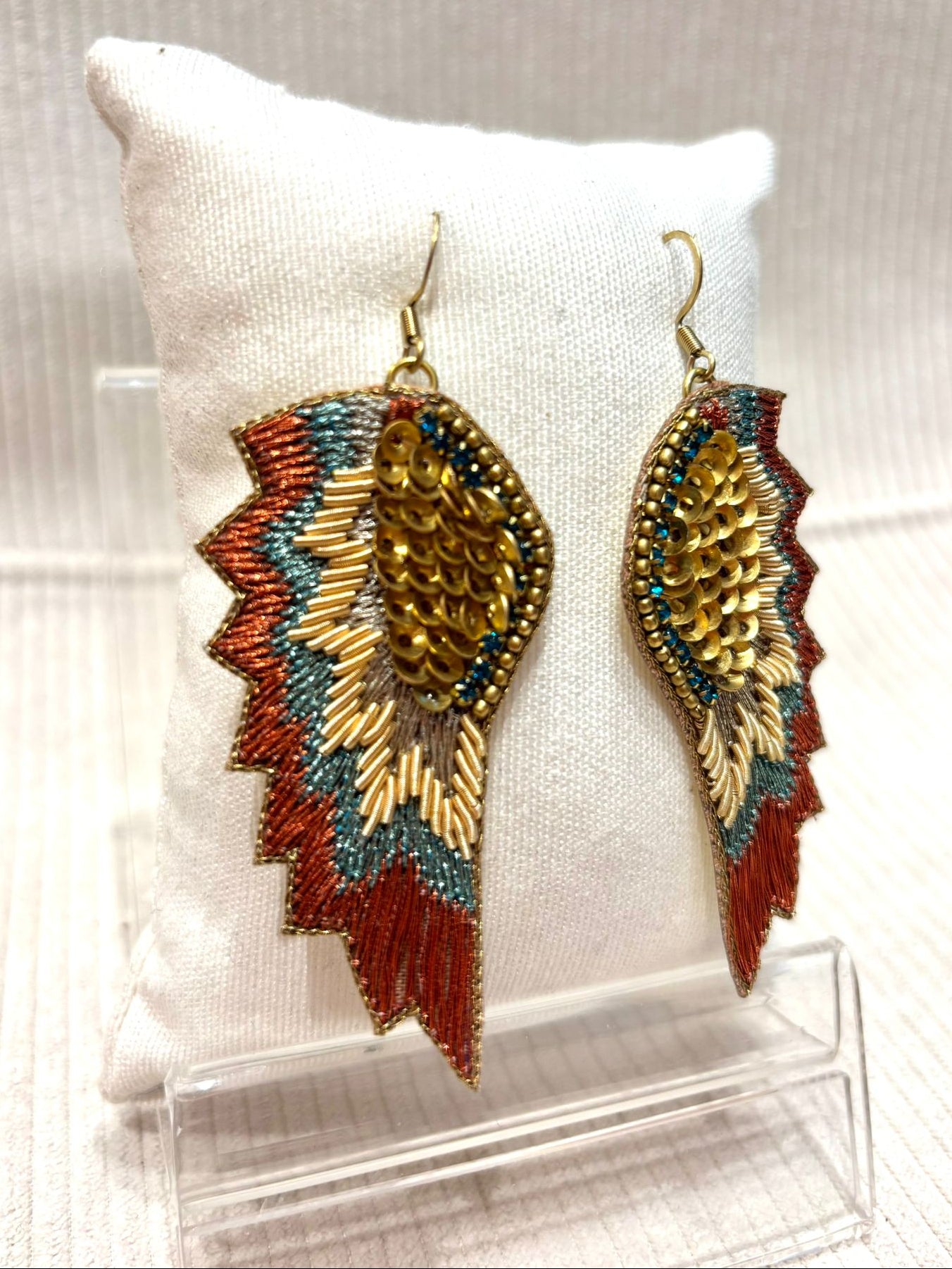 Pendientes alas bordadas seda