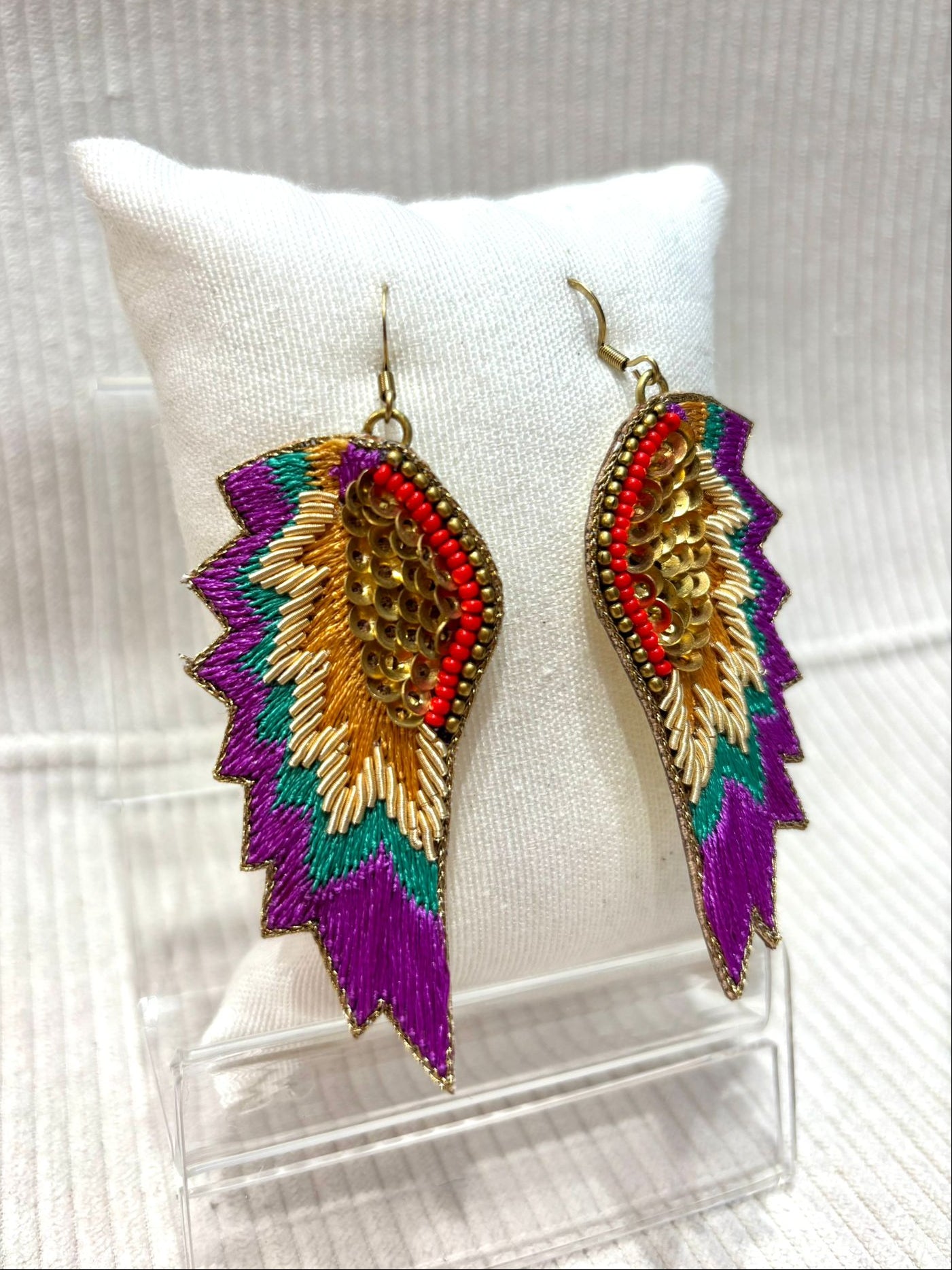 Pendientes alas bordadas seda