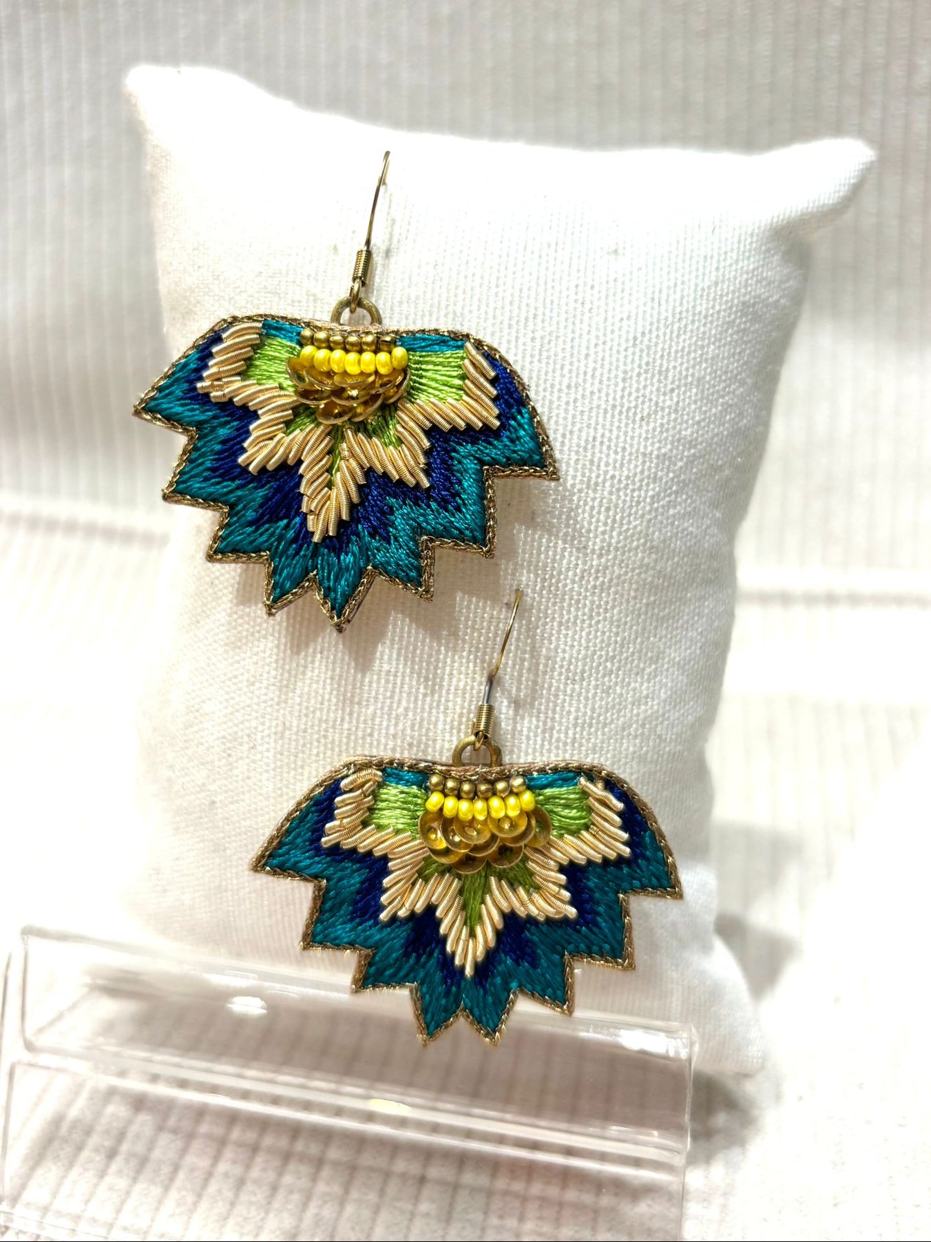 Pendientes bordados seda