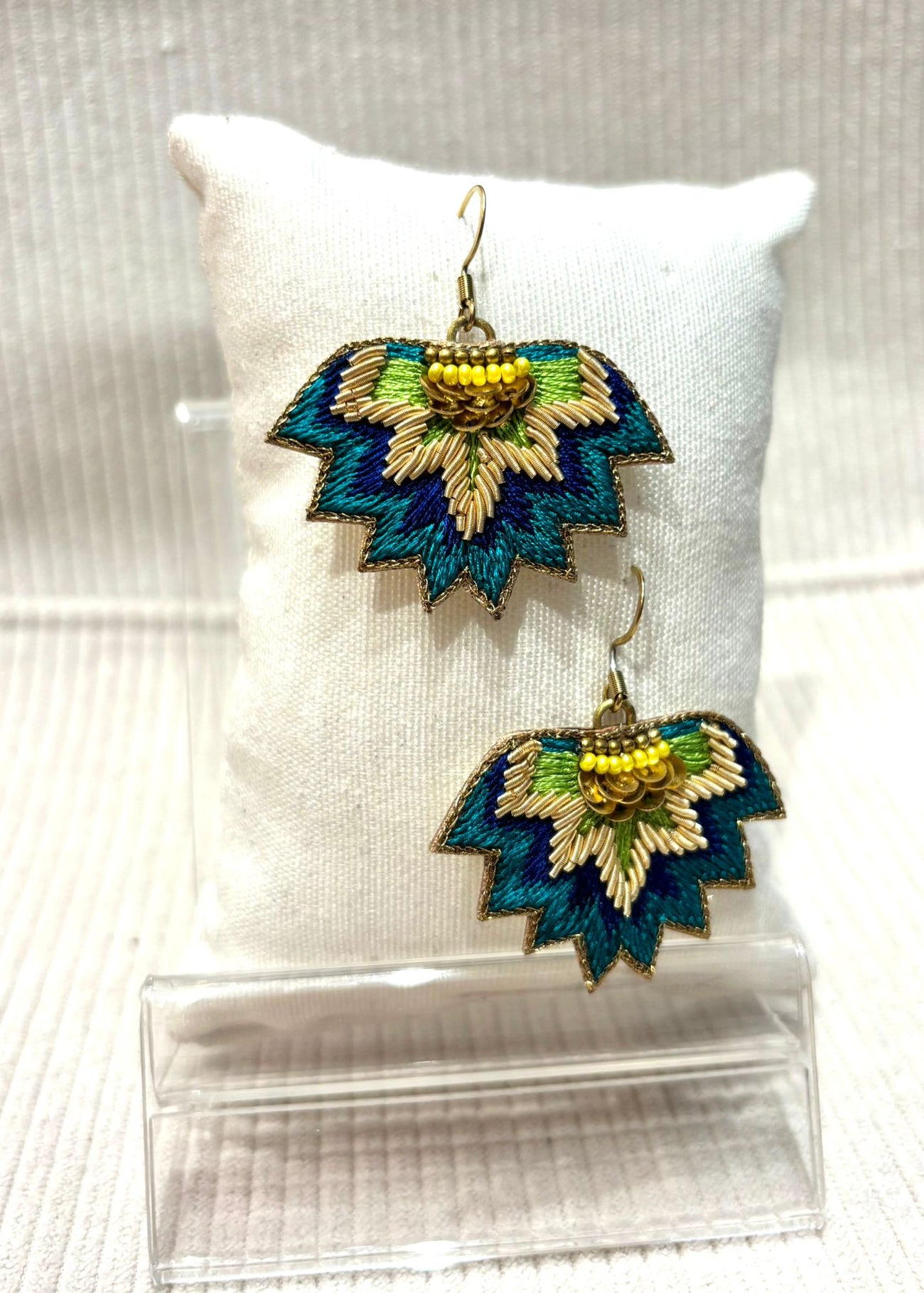 Pendientes bordados seda
