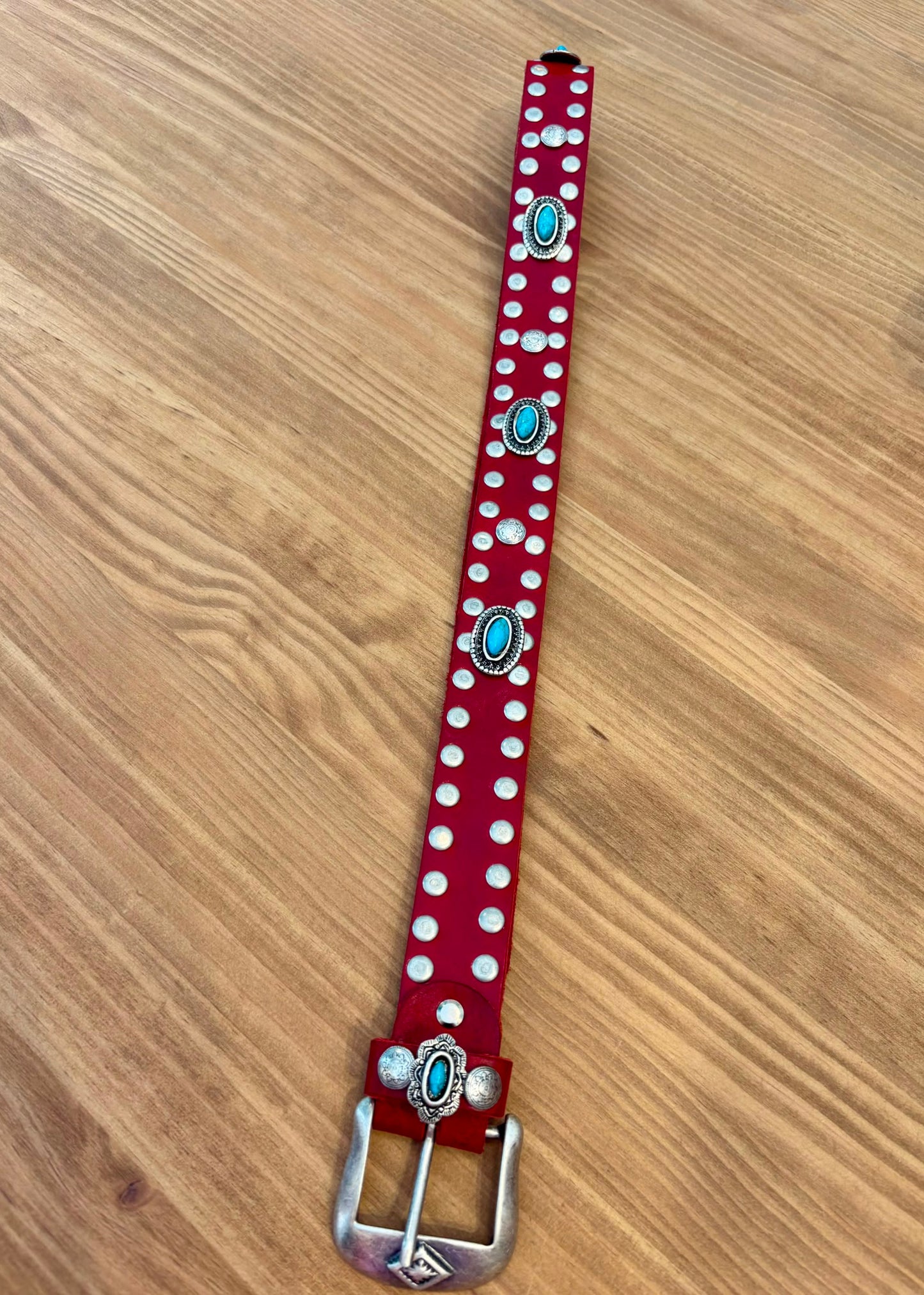 Cinturón rojo piel tachas