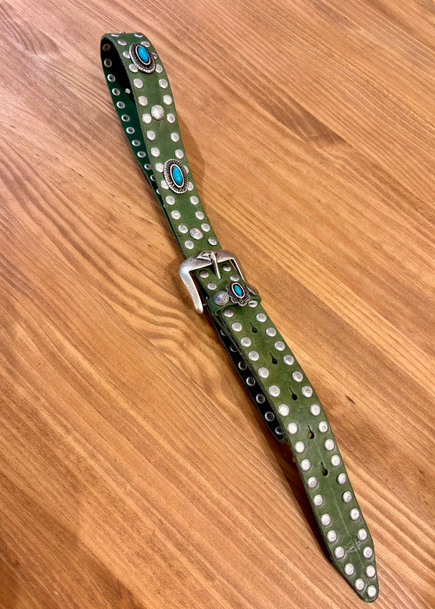 Cinturón verde piel tachas