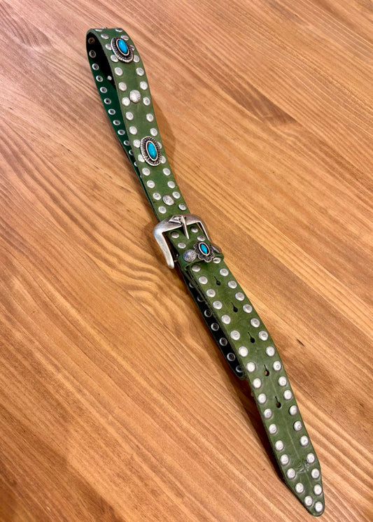 Cinturón verde piel tachas