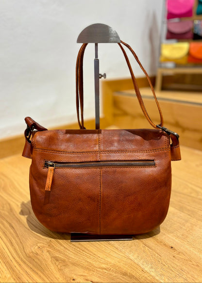 Bolso redondo solapa camel