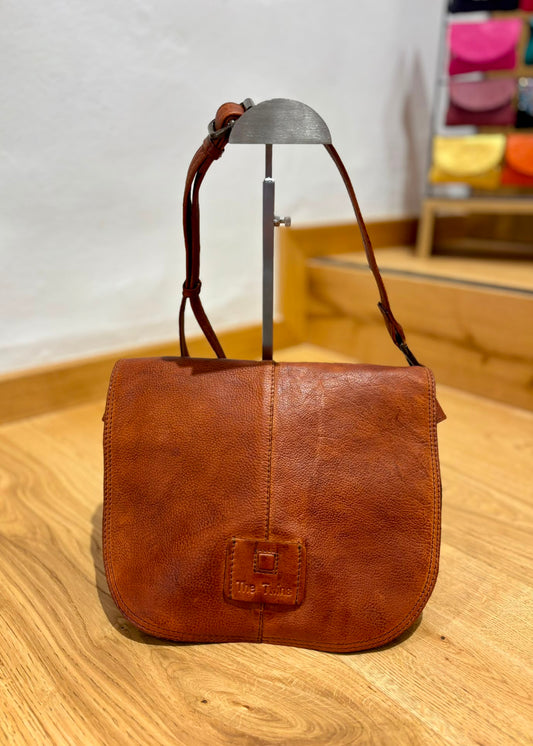 Bolso redondo solapa camel